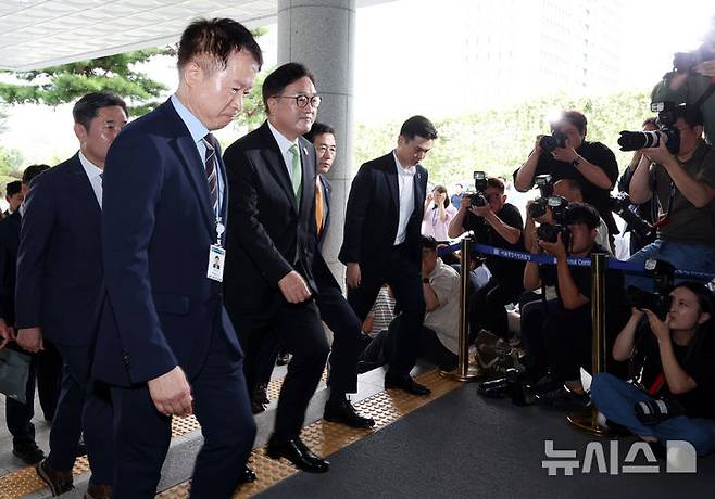 [서울=뉴시스] 조성우 기자 = 우원식 국회의장이 7일 오전 서울 서초구 서울고검에 마련된 내란특검 사무실에 참고인 조사를 받기 위해 출석하고 있다. 2025.08.07. xconfind@newsis.com