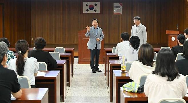 [창녕=뉴시스] 성낙인 군수가 창녕군지역사회보장협의체 역량강화 교육에서 격려하고 있다. (사진= 창녕군 제공) 2025.08.07. photo@newsis.com *재판매 및 DB 금지