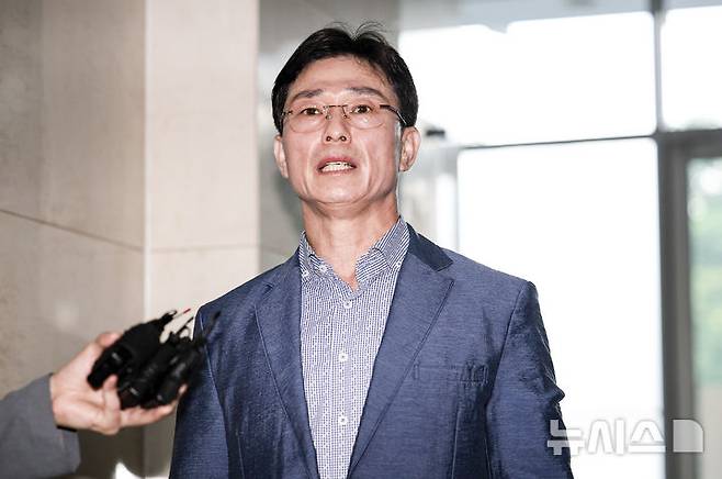 [서울=뉴시스] 정병혁 기자 = 임성근 전 해병 1사단장이 7일 서울 서초구 이명현 순직해병 특별검사 사무실로 조사를 받기 위해 줄석하며 취재진의 질문에 답하고 있다. 2025.08.07. jhope@newsis.com