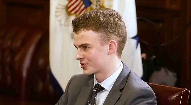 [서울=뉴시스] 정부효율부 직원으로 발탁돼 화제를 모았던 19세 에드워드 코리스틴이 길거리서 10대 갱단들에게 무차별 폭행을 당했다. (사진 = 폭스뉴스 캡처) 2025.08.07. *재판매 및 DB 금지