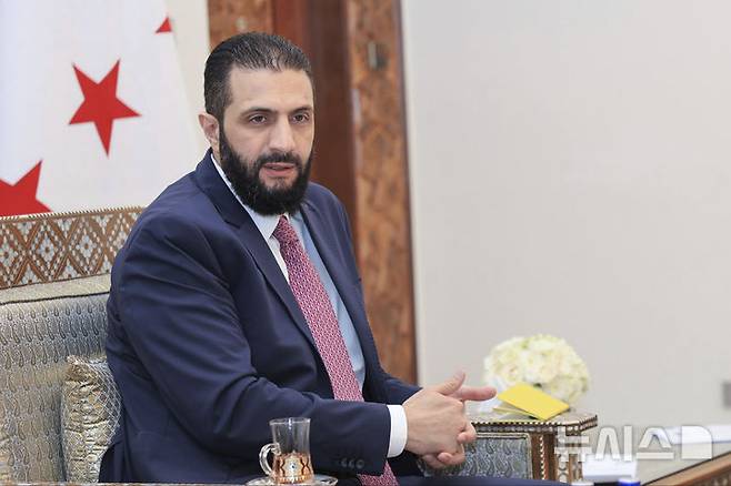 [다마스쿠스=AP/뉴시스] 시리아가 공항 현대화와 새로운 지하철 시스템 구축 등 12개 프로젝트 관련 140억 달러(약 19조원) 규모 계약을 체결했다고 6일(현지 시간) 사나(SANA) 통신이 보도했다. 사진은 아메드 알샤라 시리아 임시 대통령이 지난달 27일 다마스쿠스에서 인민회의 구성 총선 최종안을 보고받는 모습. 2025.08.07.