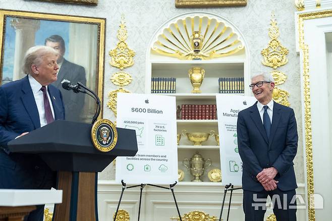 [워싱턴=AP/뉴시스] 도널드 트럼프(왼쪽) 미국 대통령이 6일(현지 시간) 백악관에서 팀 쿡 애플 최고경영자(CEO)와 애플의 투자 계획과 관련해 발언하고 있다. 팀 쿡 CEO는 이날 애플의 대미 시설 투자 계획을 발표하면서 향후 4년간 미국에 6천억 달러(약 832조 원)를 투자할 것이라고 밝혔다. 2025.08.07.