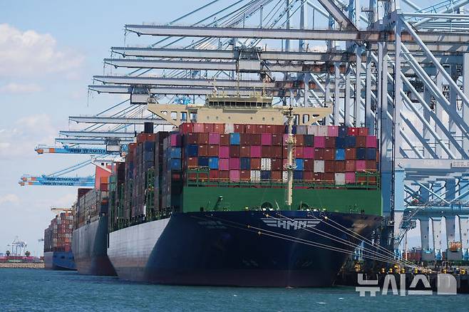 [로스앤젤레스=AP/뉴시스] 도널드 트럼프 미국 대통령이 상호 관세를 발표한 지난 4월 2일(현지 시간) 미국 캘리포니아 로스앤젤레스 항구에서 컨테이너선 이 선적 중인 모습. 2025.08.07.