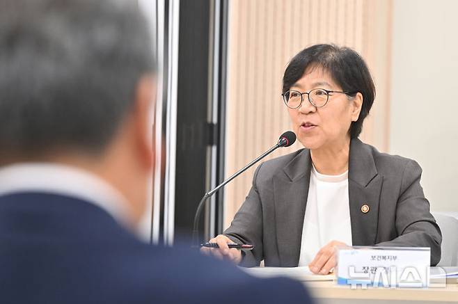 [광주=뉴시스] 이영주 기자 = 정은경 보건복지부 장관이 지난 6일 오후 광주 북구 오치커뮤니티센터에서 열린 광주 북구 돌봄 통합지원 실행 현장 간담회에 참석해 발언하고 있다. 2025.08.06. leeyj2578@newsis.com
