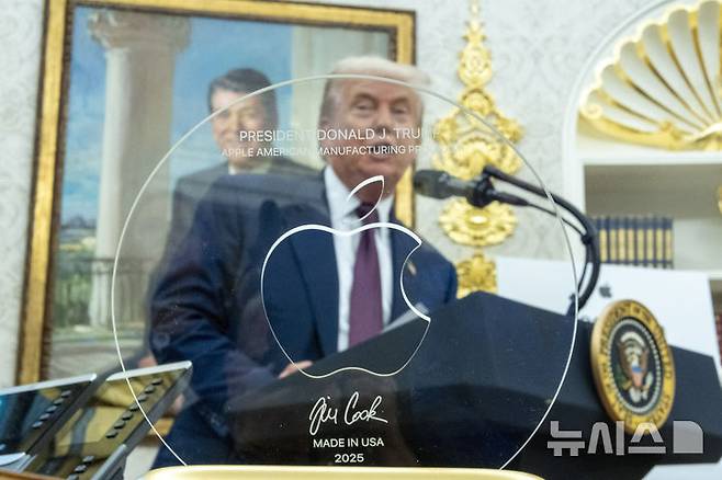 [워싱턴=AP/뉴시스] 도널드 트럼프 미국 대통령이 6일(현지 시간) 백악관 집무실에서 발언하고 있다. 트럼프 대통령은 차기 연방준비제도 이사는 임시직이라며, 2~3일 내 발표할 것이라고 밝혔다. 2025.08.07.