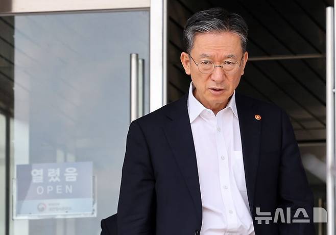 [과천=뉴시스] 조성우 기자 = 정성호 법무부 장관이 7일 경기도 과천시 정부과천청사 법무부를 나서고 있다. 법무부는 이날 오후 정부과천청사에서 사면심사위원회를 열고 광복절 특별사면 및 복권 후보자를 심사한다. 2025.08.07. xconfind@newsis.com