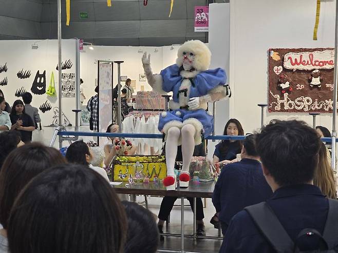 [사진=박현주 미술전문기자]어반브레이크 2025에 참여한 앨리송 작가가 진짜 인형처럼 변신, 퍼포먼스를 펼치고 있다.  *재판매 및 DB 금지