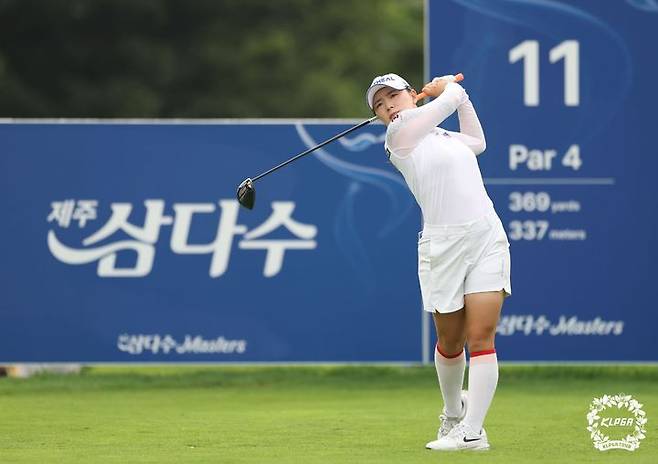 [서울=뉴시스] 7일 제주 서귀포 사이프러스 골프앤리조트에서 열린 제주삼다수 마스터스 1라운드 11번홀에서 이다연이 티샷을 하고 있다. (사진=KLPGA 제공) 2025.08.07. photo@newsis.com *재판매 및 DB 금지