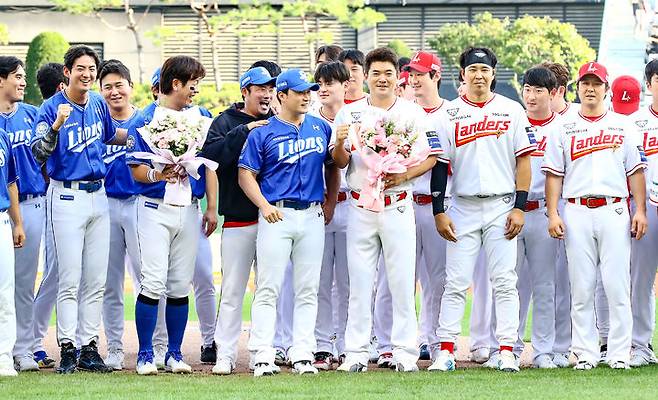 [서울=뉴시스] 프로야구 SSG 랜더스 선수단이 7일 인천 SSG랜더스필드에서 열린 2025 신한 쏠뱅크 KBO리그 삼성 라이온즈와의 경기에 앞서 오승환의 은퇴를 기념하는 행사를 진행했다. (사진=SSG 랜더스 제공) 2025.08.07. *재판매 및 DB 금지