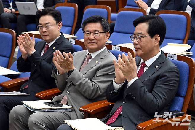 지난 6월 16일 서울 여의도 국회에서 열린 2025 국민의힘 원내대표 선출 의원총회에서 송언석·이헌승·김성원 후보(오른쪽부터)가 박수를 치고 있다. 윤창원 기자