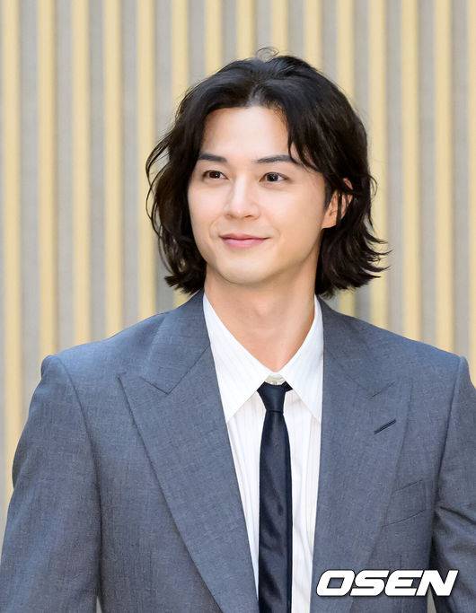 [OSEN=이대선 기자] 17일 오후 서울 목동 SBS에서 SBS&nbsp;새 금토드라마&nbsp;‘귀궁’ 제작발표회가 열렸다.‘보물섬’&nbsp;후속으로 방송되는&nbsp;SBS&nbsp;새 금토드라마&nbsp;‘귀궁’은&nbsp;영매의 운명을 거부하는 무녀 여리와 여리의 첫사랑 윤갑의 몸에 갇힌 이무기 강철이가 왕가에 원한을 품은 팔척귀에 맞닥뜨리며 몸과 혼이 단단히 꼬여버리는 육신 쟁탈 판타지 로코. 배우 김지훈이 행사장으로 입장하고 있다. 2025.04.17 /sunday@osen.co.kr