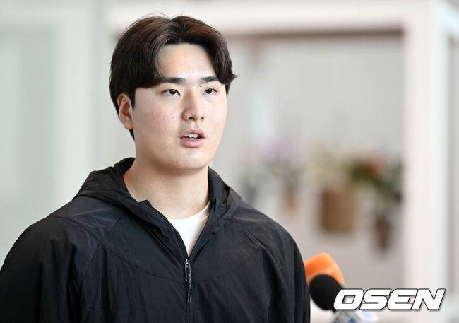 [OSEN=인천공항, 조은정 기자] 피츠버그 파이리츠와 입단 계약에 합의한 심준석이 24일 오후 인천국제공항을 통해 피츠버그로 출국했다. 심준석이 출국을 앞두고 인터뷰를 하고 있다. 2023.01.24 /cej@osen.co.kr