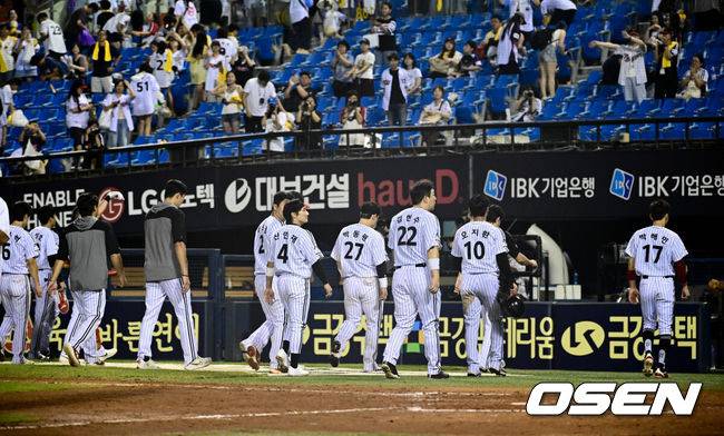 [OSEN=잠실, 조은정 기자]프로야구 두산 베어스가 LG 트윈스의 8연승을 저지했다. LG는 하루만에 다시 1위 자리를 내줄 처지다.&nbsp;두산은&nbsp;6일&nbsp;서울 잠실구장에서 열린 2025 KBO리그&nbsp;LG와 경기에서 10-8로 승리했다.&nbsp;양의지의 만루 홈런, 케이브의 투런 홈런, 김민석의 시즌 마수걸이 홈런이 터지면서 대포 싸움으로 승리했다.&nbsp;두산 선발 콜어빈은 6이닝 동안 6피안타 2볼넷 2탈삼진 3실점(비자책)을 기록했다.패배를 거둔 LG가 경기장을 빠져나가고 있다. 2025.08.06 /cej@osen.co.kr