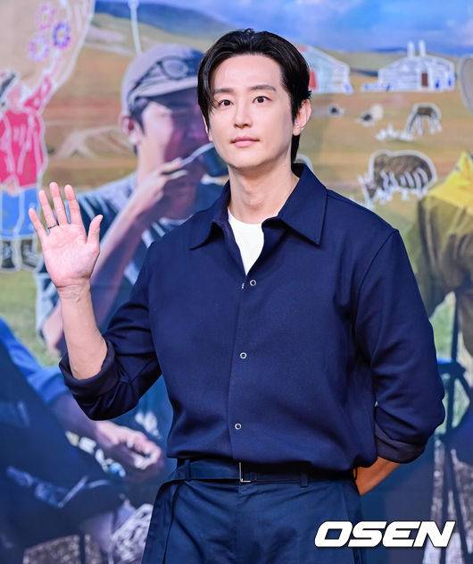 [OSEN=지형준 기자] 15일 오후 서울 상암동 MBC에서 MBC 새&nbsp;예능&nbsp;'지구를&nbsp;닦는&nbsp;남자들'(약칭&nbsp;'지닦남') 제작발표회가 열렸다.이날 첫 방송되는 '지구를&nbsp;닦는&nbsp;남자들'은&nbsp;없으면&nbsp;없는&nbsp;대로&nbsp;떠나는&nbsp;여행을&nbsp;통해&nbsp;환경을&nbsp;돌아보는&nbsp;신개념&nbsp;ESG향&nbsp;여행&nbsp;프로그램이다. 소비를&nbsp;줄이는&nbsp;것이&nbsp;쓰레기를&nbsp;줄이는&nbsp;것이라&nbsp;외치는&nbsp;'쓰레기&nbsp;아저씨'&nbsp;김석훈의&nbsp;세계관에서&nbsp;기획된&nbsp;프로그램으로,&nbsp;맏형&nbsp;김석훈과&nbsp;함께&nbsp;'세상&nbsp;깔끔남'&nbsp;권율,&nbsp;'중고&nbsp;마니아'&nbsp;임우일,&nbsp;'황금&nbsp;막내'&nbsp;신재하,&nbsp;'오지&nbsp;전문&nbsp;유튜버'&nbsp;노마드션이&nbsp;합류했다.배우 권율이 포즈를 취하고 있다. 2024.10.15 / jpnews@osen.co.kr