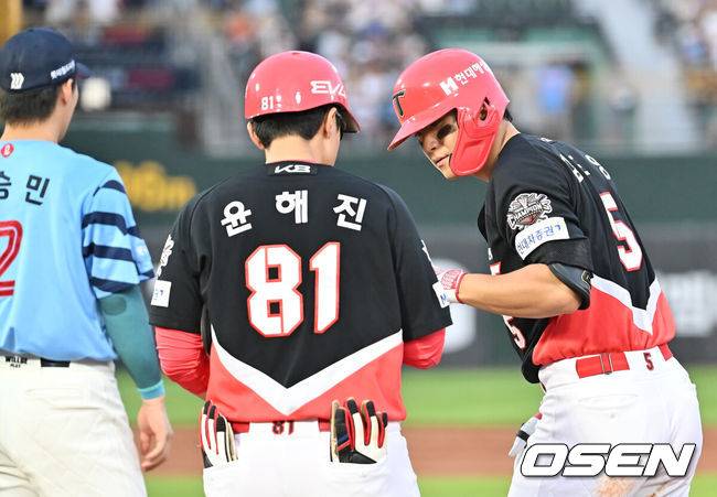 [OSEN=부산, 이석우 기자] 7일 부산 사직야구장에서 2025 신한 SOL 뱅크 KBO 리그 롯데 자이언츠와 KIA 타이거즈의 경기가 열렸다. 홈팀 롯데는 이민석이, 방문팀 KIA는 양현종이 선발 출전했다.KIA 타이거즈 김도영이 3회초 1사 1루 우익수 앞 안타를 치고 하이파이브를 하고 있다. 2025.08.07 / foto0307@osen.co.kr