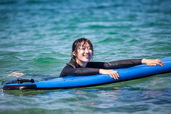 '첨벙' 물에 빠져도 웃으며 다시 보드에 올라타길 반복한다.