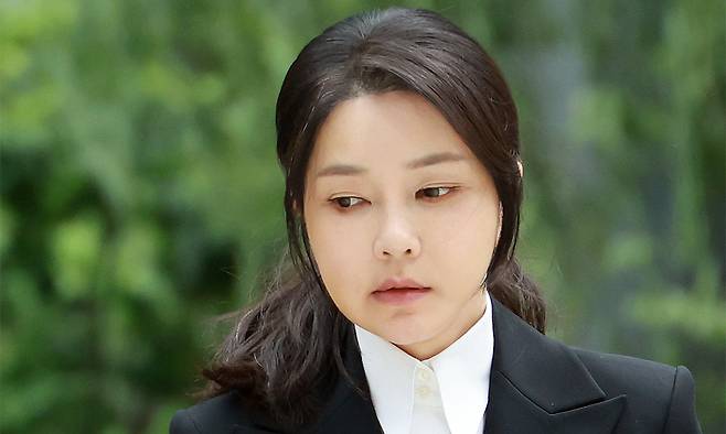 윤석열 전 대통령의 부인 김건희 여사가 6일 서울 종로구 KT광화문빌딩 웨스트에 마련된 민중기 특별검사팀 사무실에 피의자 신분으로 출석하고 있다. 연합뉴스