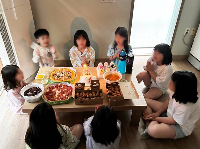 희망브리지는 마크의 기부로 인해 '너의 곁에 우리' 사업의 규모를 확대했다고 밝혔다. 희망브리지 제공