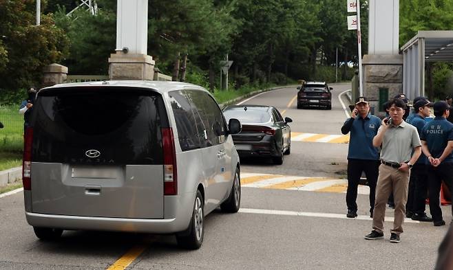 서울구치소 들어서는 김건희 특검팀 - 김건희 여사 의혹을 수사하는 민중기 특별검사팀이 7일 오전 윤석열 전 대통령에 대한 체포영장 재집행을 위해 경기 의왕 서울구치소로 들어서고 있다. 2025.08.07. 뉴시스