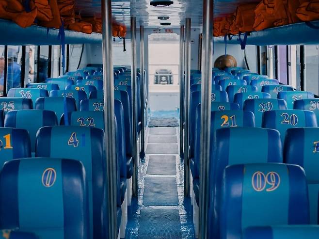 5일(현지시간) 인도네시아 발리 사누르 항구 인근에서 80명을 태운 쾌속정이 전복돼 중국인 관광객 2명과 현지인 승무원 1명이 사망했다. 사진은 사고 선박인 ‘발리 돌핀 크루즈 2’ 내부 모습. 쾌속정 운항업체 인스타그램 캡처