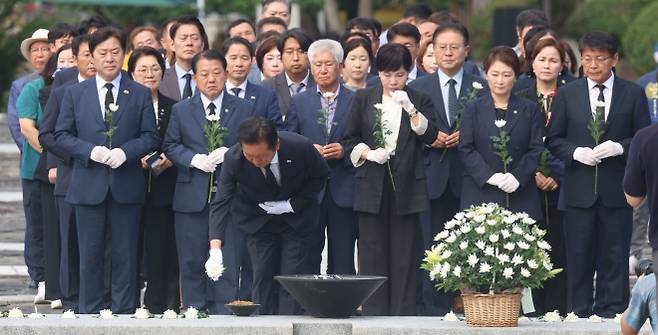정청래 더불어민주당 대표가 7일 오전 경남 김해시 진영읍 봉하마을을 방문해 노무현 전 대통령 묘역을 참배하며 헌화하고 있다. 2025.8.7 연합뉴스