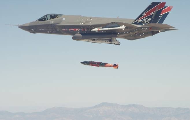 미 공군 F-35A 전투기가 GBU‑31 벙커버스터를 투하하는 모습. 에릭 ‘닥’ 슐츠 소령이 조종하는 기체(AF-1)는 시험비행 254차에서 스테이션 4 하드포인트에 장착된 GBU‑31(v)3/B 유도폭탄을 분리했다. 해당 폭탄은 견고한 지하 목표물 파괴용으로 설계된 JDAM 계열 무기다. 미 공군 제공