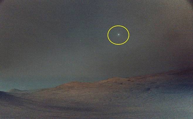 지난 3월 1일 퍼서비어런스가 촬영한 화성의 달 ‘데이모스’(Deimos). NASA/JPL-Caltech