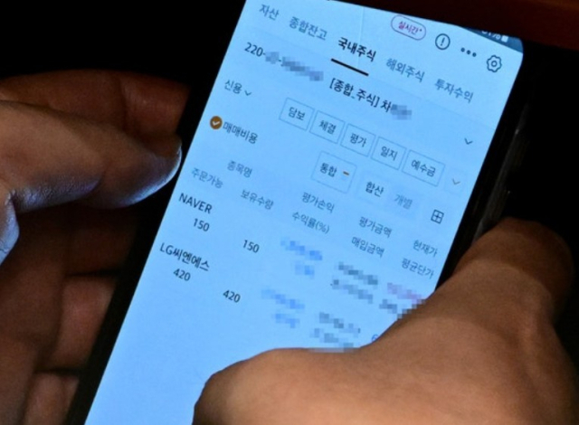 이춘석 의원이 4일 서울 여의도 국회에서 열린 본회의에서 타인 명의로 개설된 주식 계좌를 확인하고 있다. 이 의원은 차명거래 의혹이 불거지자 5일 국회 법제사법위원장직에서 사퇴하고 민주당에서 자진 탈당했다. 사진 제공=더팩트