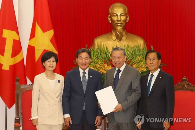 백혜련(왼쪽부터)더불어민주당 의원, 박창달 전 의원, 윤후덕(오른쪽) 의원이 지난달 29일(현지시간) 베트남 하노이 베트남 공산당 중앙당사에서 또럼 베트남 공산당 서기장과 기념 촬영하고 있다. 얀힙눗,