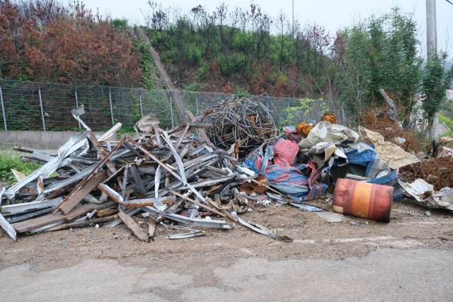 25일 경북 영덕 노물리 마을 한 편에 산불로 발생한 폐기물들이 쌓여 있다. 영덕=황동건 기자