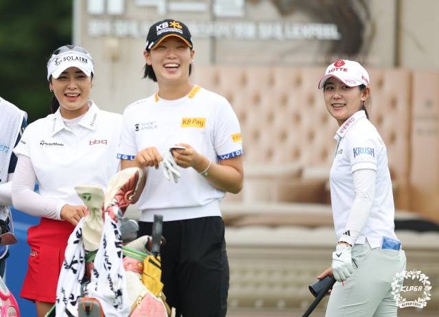 KLPGA 투어 제주삼다수 마스터스 1라운드에서 한 조로 경기한 윤이나(왼쪽부터), 방신실, 황유민. 사진 제공=KLPGA