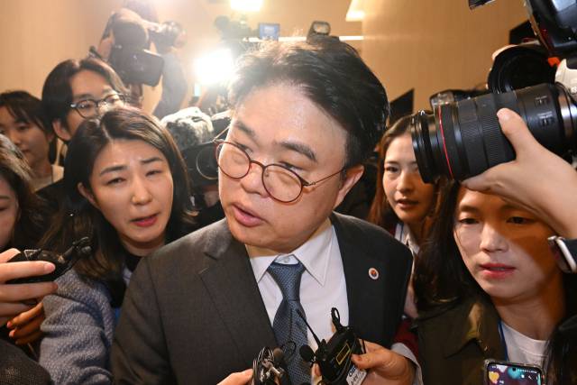 임현택 대한의사협회 회장이 서울 용산구 대한의사협회에서 열린 2024년도 임시대의원총회에서 탄핵안이 가결되자 회의장을 나서고 있다. 조태형 기자