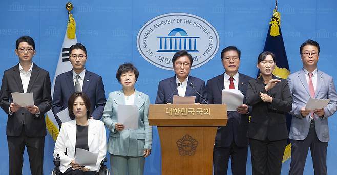국민의힘 국회 법제사법위원회 간사인 박형수 의원(가운데)과 법사위원들이 7일 국회 소통관에서 이춘석 전 법사위원장 차명 주식 거래 의혹 관련 성명을 발표하고 있다. ⓒ연합뉴스