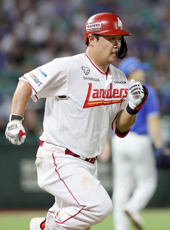 대구고 시절 최고의 포수로 평가받았던 SSG 현원회는 지난 시즌부터 1루수로 포지션을 변경했다. 그의 뛰어난 타격 재능을 살려주기 위한 선택이다. 올 시즌을 통해 1루 수비에도 정착한 모습을 보인 덕분에 이숭용 SSG 감독도 만족감을 드러내고 있다. 현원회가 6일 인천 삼성전에서 안타를 치고 1루를 향하고 있다. 사진제공|SSG 랜더스