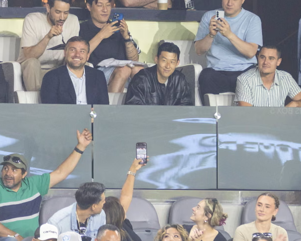 ▲ 미국에 도착한 손흥민은 곧바로 LAFC의 홈구장 BMO스타디움을 찾았다. 곧바로 전광판은 손흥민을 소개했고, 'LAFC 공격수'라는 자막과 함께 그의 합류를 발표했다. 또한 LAFC 공식 스토어는 이미 그의 등번호와 이름이 마킹된 유니폼을 판매하기 시작했다. 손흥민의 합류로 LA가 들썩이는 중이다. ⓒ 가디언