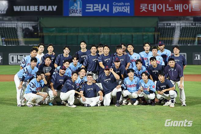 ▲ 롯데 선수들이 터커 데이비슨과 기념 촬영에 나섰다. ⓒ롯데 자이언츠