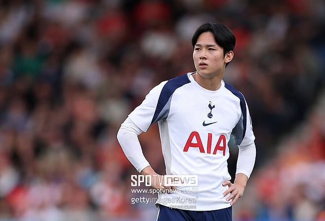 ▲ 양민혁이 임대로 뛸 포츠머스는 2000년대 초반 프리미어리그에서 머물던 클럽 중 하나였다. 박지성이 맨체스터 유나이티드에서 활약할 당시, 상대로 만난 적이 잦아 국내 축구 팬들에게도 익숙한 팀이다. 하지만 재정 문제로 4부 리그까지 추락했다가 2023-24시즌 13년 만의 2부 리그 승격을 확정했다. 그리고 지난 시즌에는 16위로 힘겹게 잔류했다.