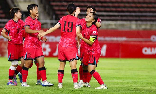 6일(한국시간) 라오스의 라오스 국립 경기장 KM16에서 열린 2026 아시아축구연맹(AFC) 20세 이하(U-20) 여자 아시안컵 예선 H조 1차전 동티모르전에서 골을 넣은 뒤 기뻐하고 있는 한국 U-20 여자 대표팀 선수들. /사진=AFC 제공