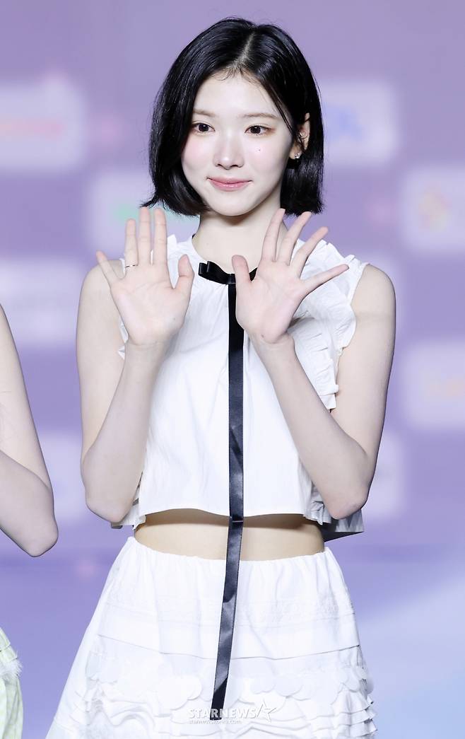 그룹 하츠투하츠 지우가 2025년 7월 27일 경기 일산 킨텍스에서 진행된 2025 SBS 가요대전 썸머 블루카펫 행사에 참석해 포즈를 취하고 있다. /2025.07.27 /사진=김휘선 hwijpg@