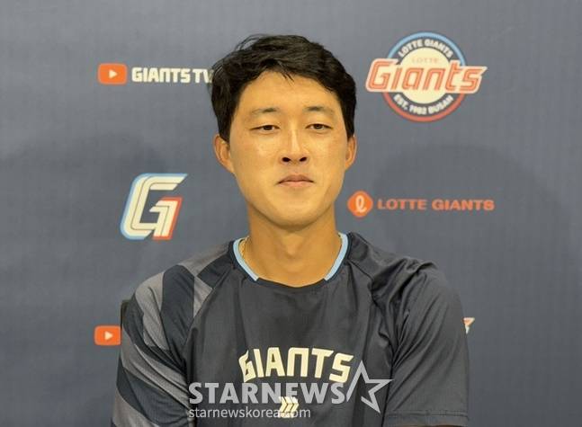 롯데 노진혁이 6일 사직 KIA전을 앞두고 취재진과 인터뷰를 하고 있다. /사진=양정웅 기자