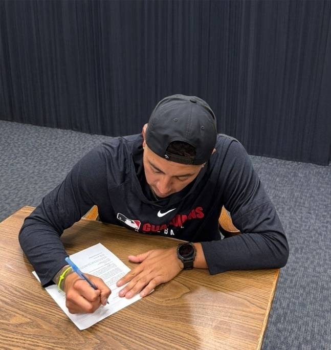 빈스 벨라스케스와 롯데와 계약하고 있다. /사진=롯데 자이언츠 제공