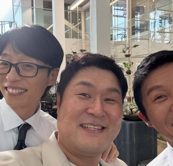 (왼쪾부터) 유재석, 윤경호, 조세호 /사진=윤경호 SNS