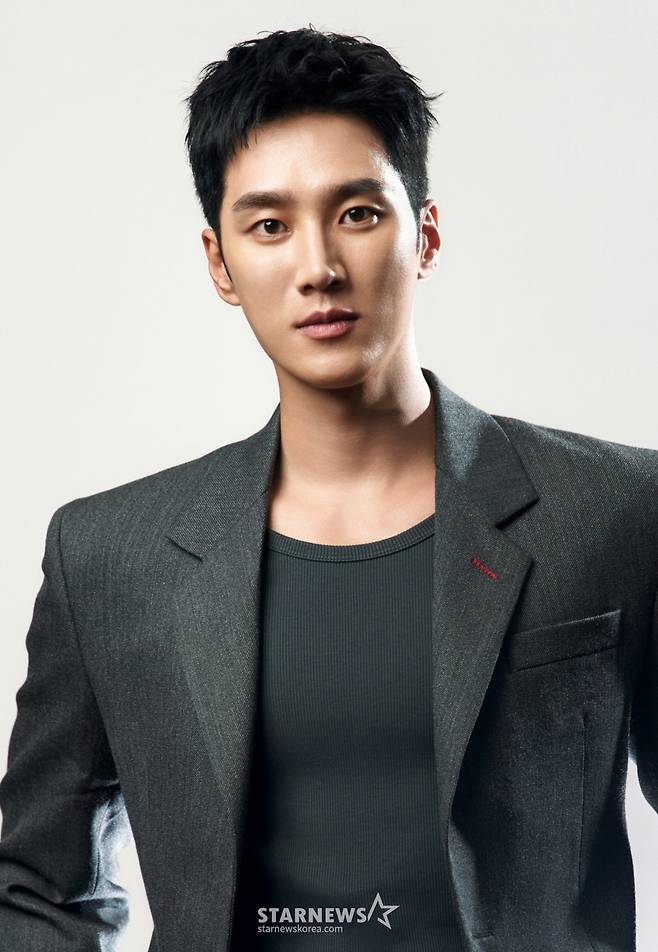 영화 '악마가 이사왔다'의 주연배우 안보현이 7일 진행된 라운드 인터뷰를 위해 포즈를 취하고 있다. /사진제공=CJENM 2025.08.07 /사진=이동훈 photoguy@