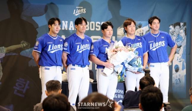 오승환 은퇴 기자회견에 참석한 동료들. 왼쪽부터 원태인, 김재윤, 오승환, 강민호, 구자욱. /사진=강영조 선임기자