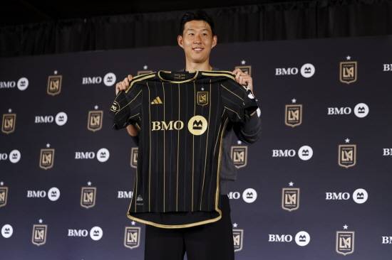 손흥민이 7일 미국 캘리포니아주 LA의 BMO 경기장에서 열린 메이저리그사커(MLS) LAFC 입단식에서 유니폼을 들어올리며 새 팀에 합류했음을 알렸다. 잉글리시 프리미어리그 토트넘 홋스퍼에서 10년간 활약한 손흥민은 LAFC와 2+2년 계약을 체결하면서 새출발을 알렸다. 연합뉴스
