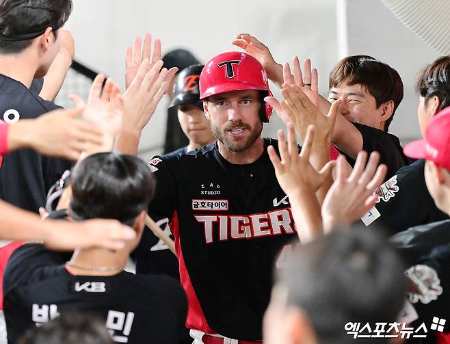 KIA 타이거즈 외국인 타자 패트릭 위즈덤이 7일 부산 사직야구장에서 열린 2025 신한 SOL Bank KBO리그 롯데 자이언츠와의 팀 간 15차전에 7번타자 겸 1루수로 선발출전, 시즌 23호 홈런을 기록했다. 사진 엑스포츠뉴스 DB
