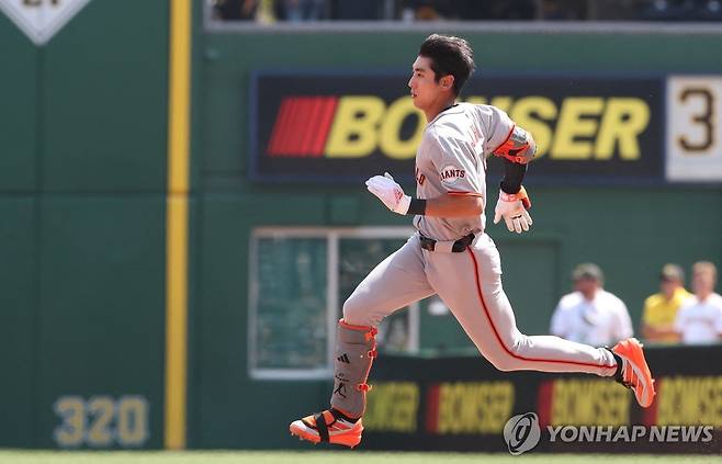 9회 2루타를 치고 질주하는 이정후 [로이터=연합뉴스] Mandatory Credit: Charles LeClaire-Imagn Images