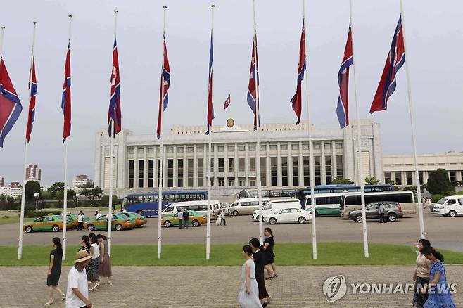 7월 8일 북한 평양 만수대의사당 앞을 지나는 주민들 [AP 연합뉴스 자료사진. 재배포 및 DB 금지]