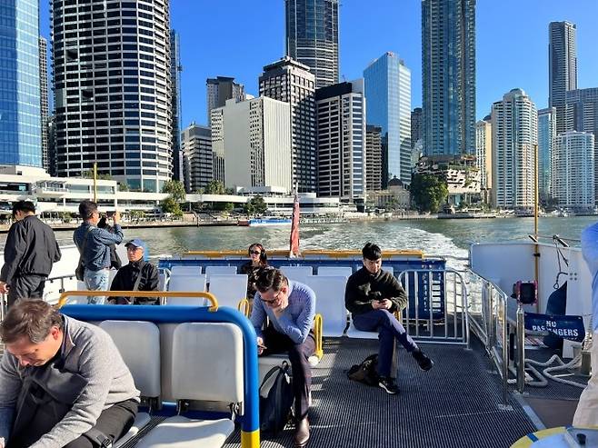 '시티캣' 에서 여유를 즐기는 시민들 (브리즈번=연합뉴스) 김기훈 기자 = 지난 4일(현지시간) 호주의 수상교통수단인 시티캣(City Cat)에 탑승한 승객들이 선미에 있는 개방형 좌석에서 경치를 즐기는 모습. 2025.8.7 kihun@yna.co.kr