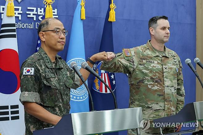 2025년 을지 자유의 방패 연습 한미 공동브리핑 (서울=연합뉴스) 이성준 합동참모본부 공보실장(왼쪽)과 라이언 도널드 유엔사·연합사·주한미군사 공보실장이 7일 서울 용산구 국방부 브리핑룸에서 2025년 을지 자유의 방패(UFS) 연습 한미 공동브리핑을 하고 있다. 2025.8.7 [사진공동취재단] photo@yna.co.kr
